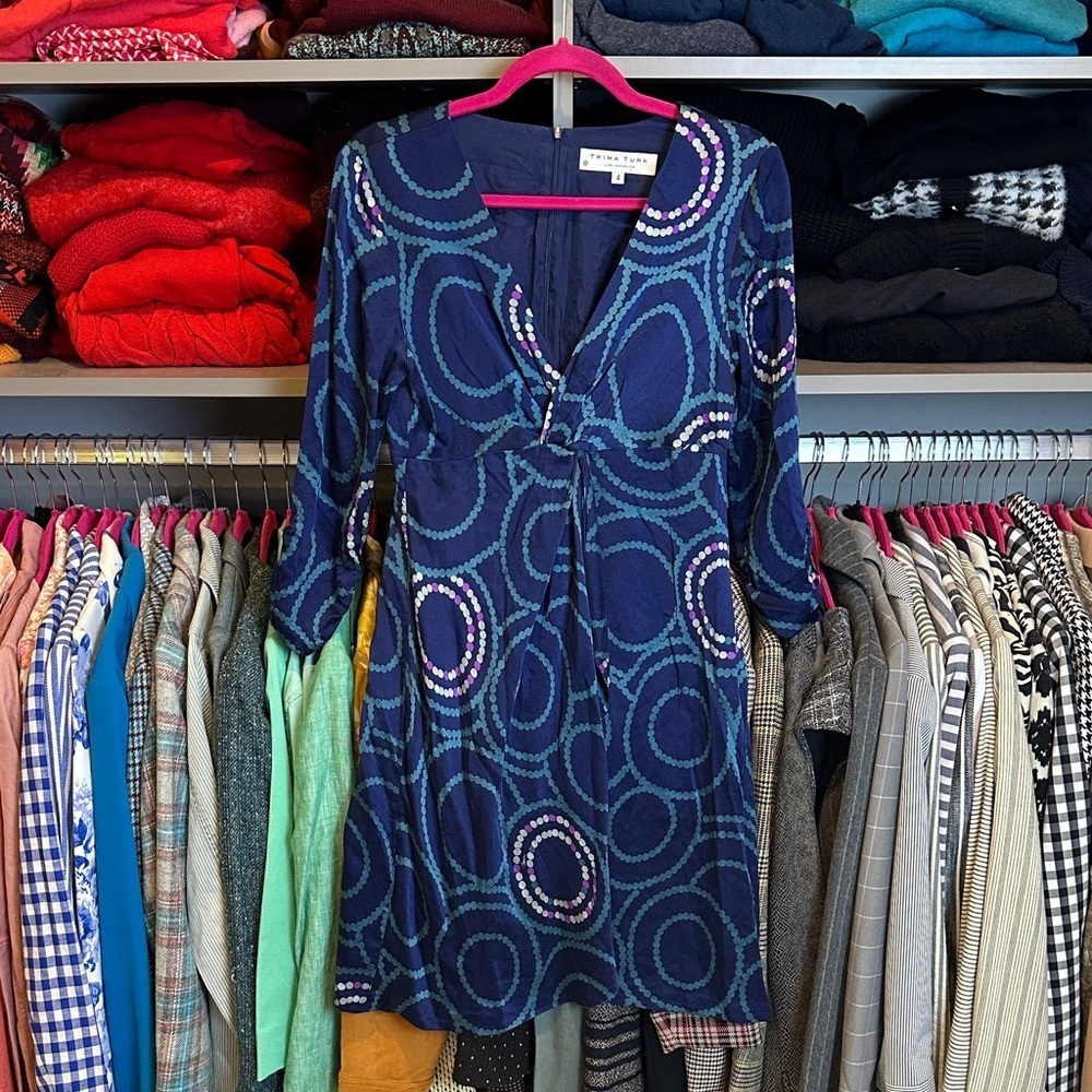 Trina Turk 100% silk blue/purple print 3/4 ruched sleeve v neck dress size 4